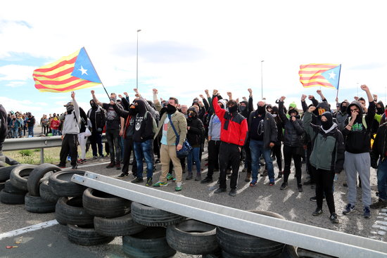 Catalan Committees in Defense of the Republick blocking a highway in protest of Carles Puigdemont's detention (by Laura Cortés)